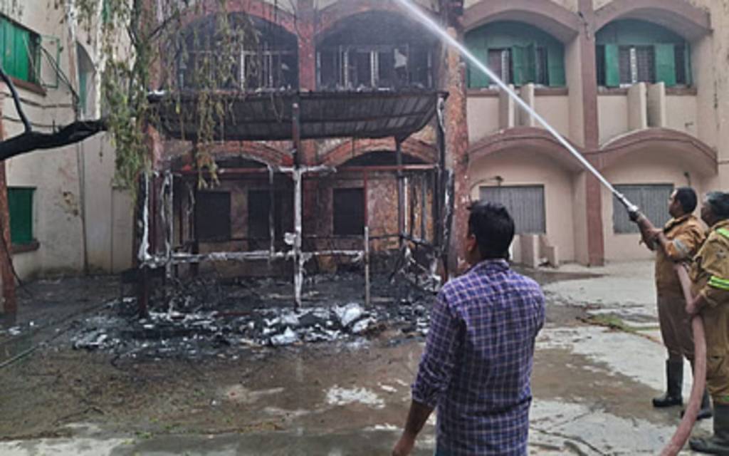 डीआरएम बिल्डिंग में शॉर्ट सर्किट से लगी आग, चारो तरफ मची है अफरातफरी