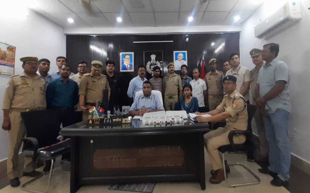 जूडियो की फ्रेंचाइजी देने के बहाने साइबर ठगी करने वाले तीन गिरफ्तार, 10 आईफोन, कार, दो लैपटॉप व नकदी हुए बरामद