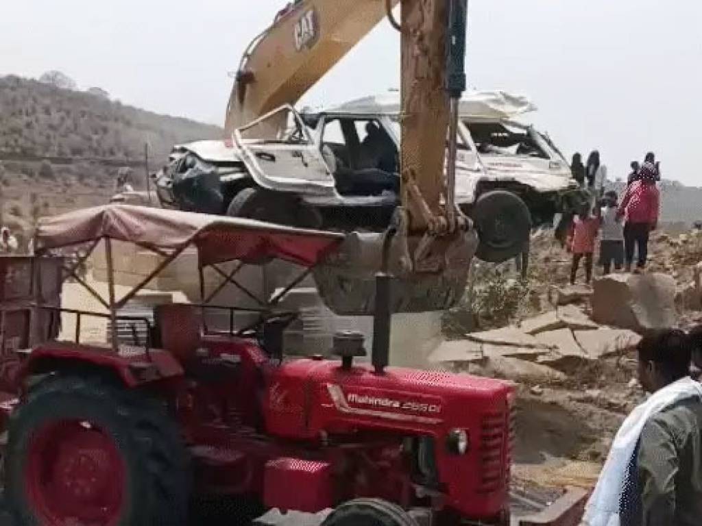 प्राइवेट एंबुलेंस पर पलटा ट्रक, 4 की मौत: मची चीख-पुकार