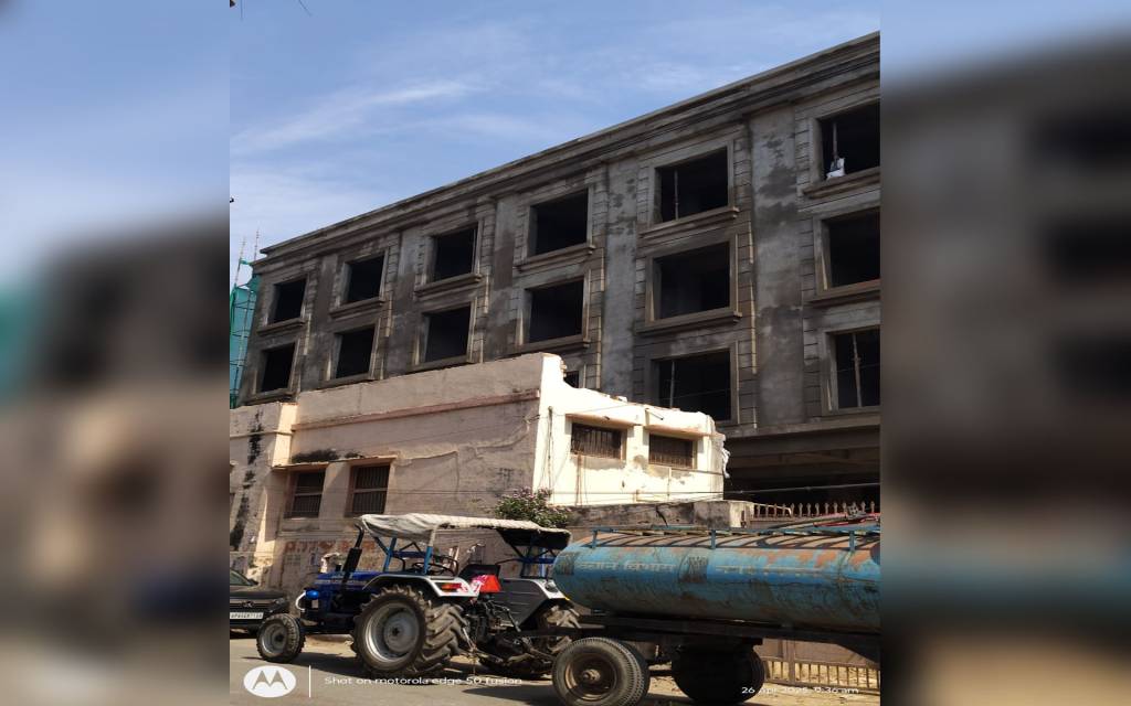 ऐतिहासिक दुर्गाकुण्ड के तट की भी लगाई गयी कीमत !