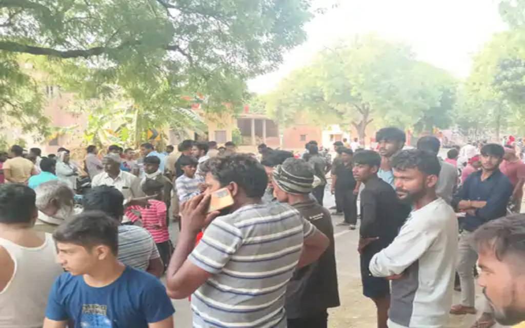 वाराणसी में डंपर की टक्कर से बाइक सवार की मौत, परिजनों ने लगाया जाम