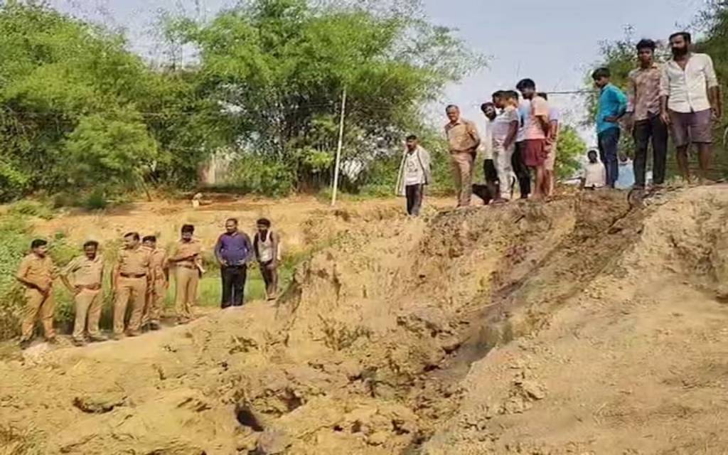 कौशांबी में मिट्टी का टीला ढहने से पांच लोगों की मौत, लोगों ने हाथ-फावड़े से मिट्टी हटाकर निकाला