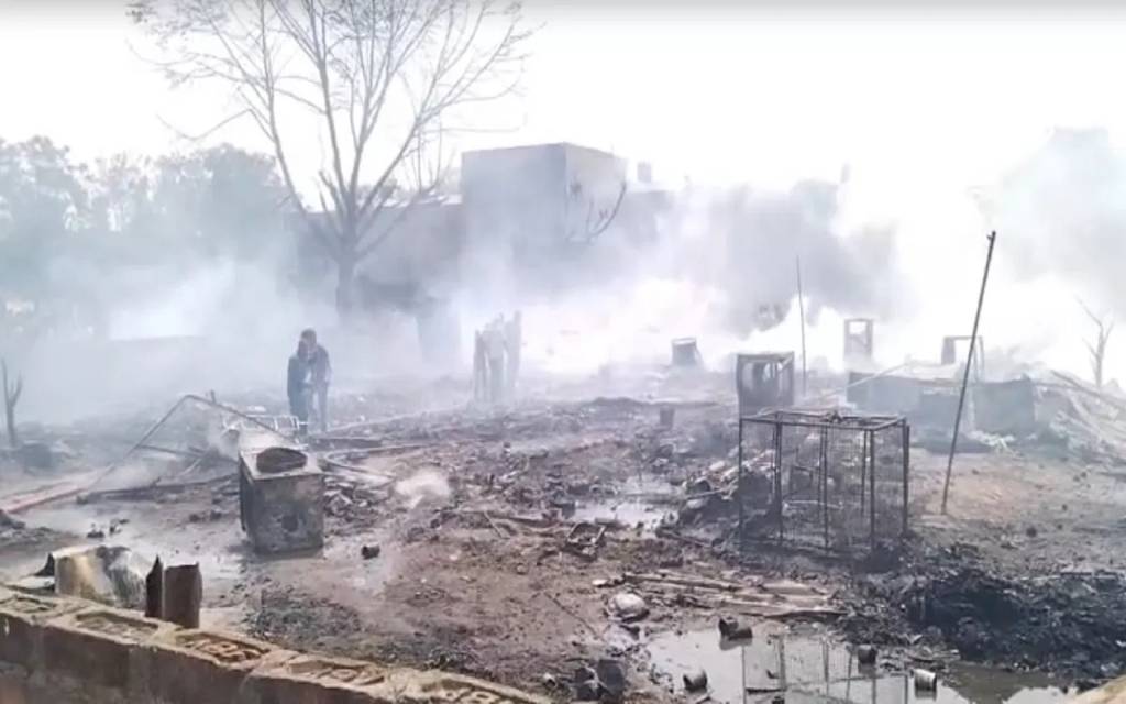 लखनऊ के फैजुल्लागंज में लगी भीषण आग, सिलेंडर ब्लास्ट से 62 झुग्गी-झोपड़ियां जलकर खाक