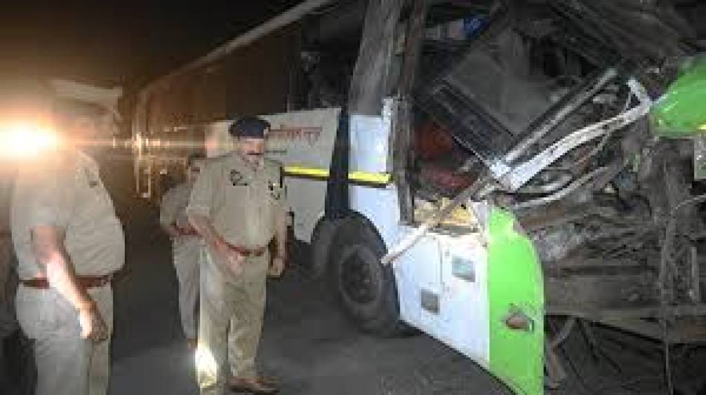 तेज रफ्तार बस ट्रक से टकराई, दो की मौत, 22 लोग घायल