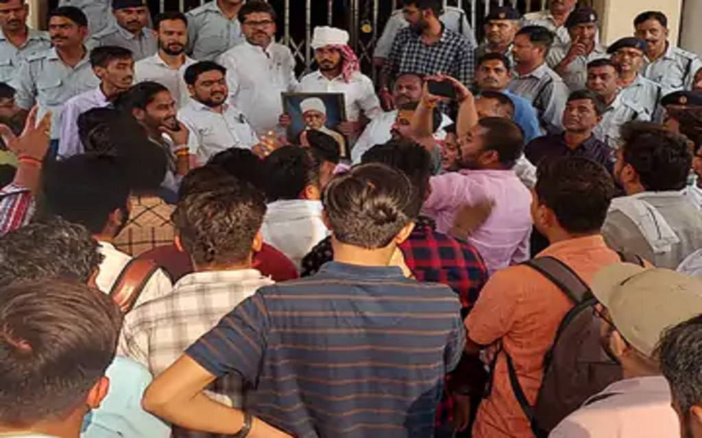 बीएचयू में छात्रों ने किया विरोध प्रदर्शन, छात्रों ने PHD एडमिशन में अनियमितता का लगाया आरोप