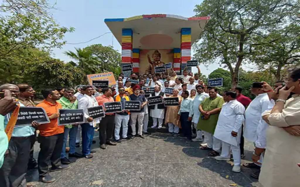 अखिलेश यादव के साथ बाबा साहेब की आधी तस्वीर पर भड़की भाजपा, वाराणसी में अंबेडकर चौराहे पर किया प्रदर्शन, कहा-अंबेडकर का अपमान नहीं सहेंगे ...