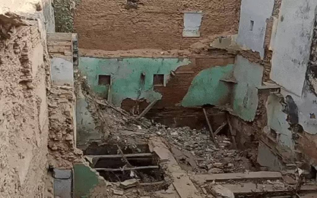 Varanasi: कपिलेश्वर गली में दो मंजिला मकान गिरने मचा हड़कंप, बाल-बाल बचीं पार्षद कनक लता मिश्रा