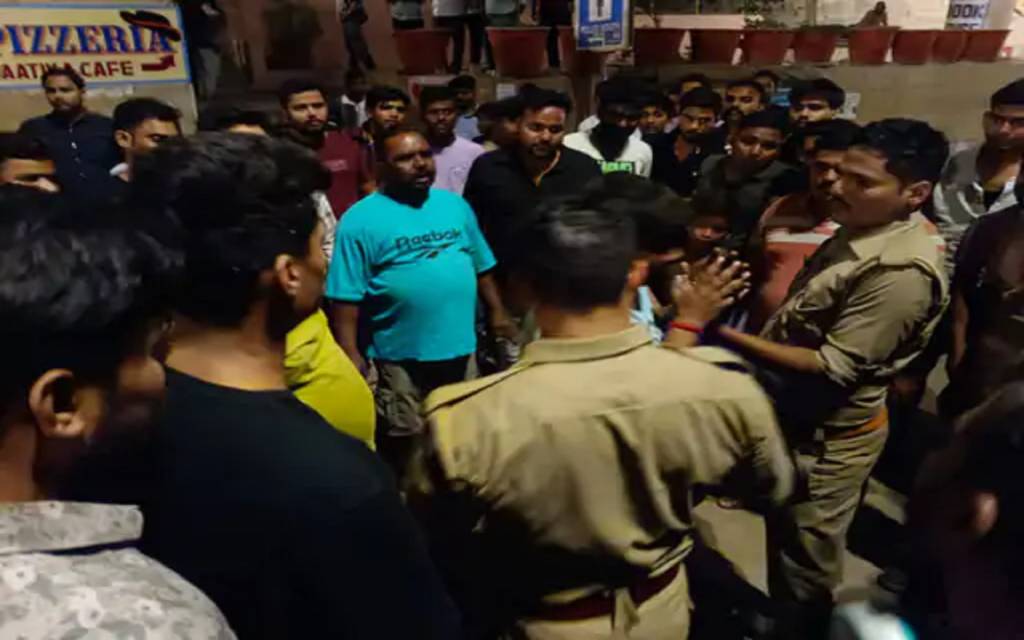 वाराणसी के गंगा महल घाट पर दो पक्षों में मारपीट, एक युवक जख्मी, सीसीटीवी फुटेज खंगाल रही पुलिस