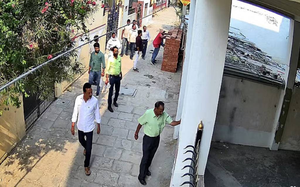 वाराणसी में अधिवक्ता के घर पर तोड़फोड़ व पथराव के मामले में दो नामजद समेत 20 से 25 लोगों पर FIR