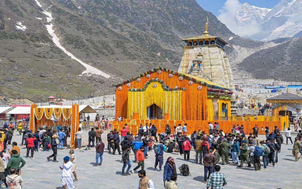 केदारनाथ धाम के कपाट खुले, पहले दिन 15 हजार पहुंचे श्रद्धाल ; हेलिकॉप्टर से हुई पुष्प वर्षा, 108 क्विंटल फूलों से सजा धाम