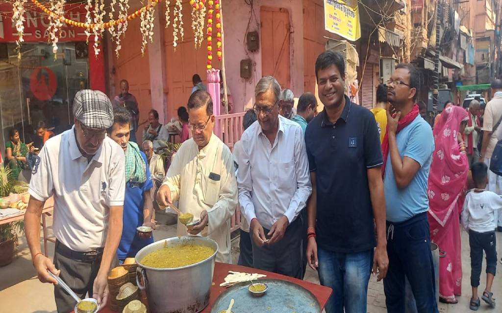 संकल्प अन्नक्षेत्र की सेवा भावना : संकटमोचन को भोग लगाकर श्रद्धालुओं में बांटा गया खिचड़ी प्रसाद