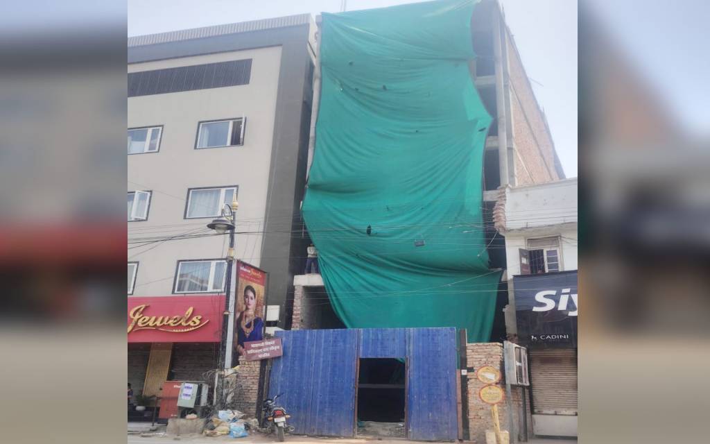 वीसी, ज़ोनल, बिल्डर बाबू सबको एक-एक फ्लैट !