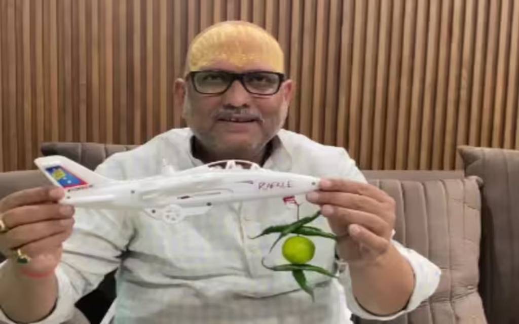 फाइटर को खिलौना बताकर पाकिस्तान चैनल पर स्टार बने अजय राय