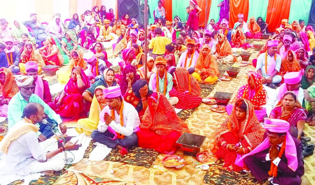 मुख्यमंत्री सामूहिक विवाह : एक दूसरे के हुए 20 जोड़े