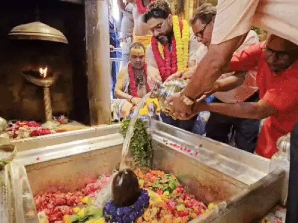 बाबा विश्वनाथ से राष्ट्र सुरक्षा की प्रार्थना: मंदिर में गूंजे जयकारे