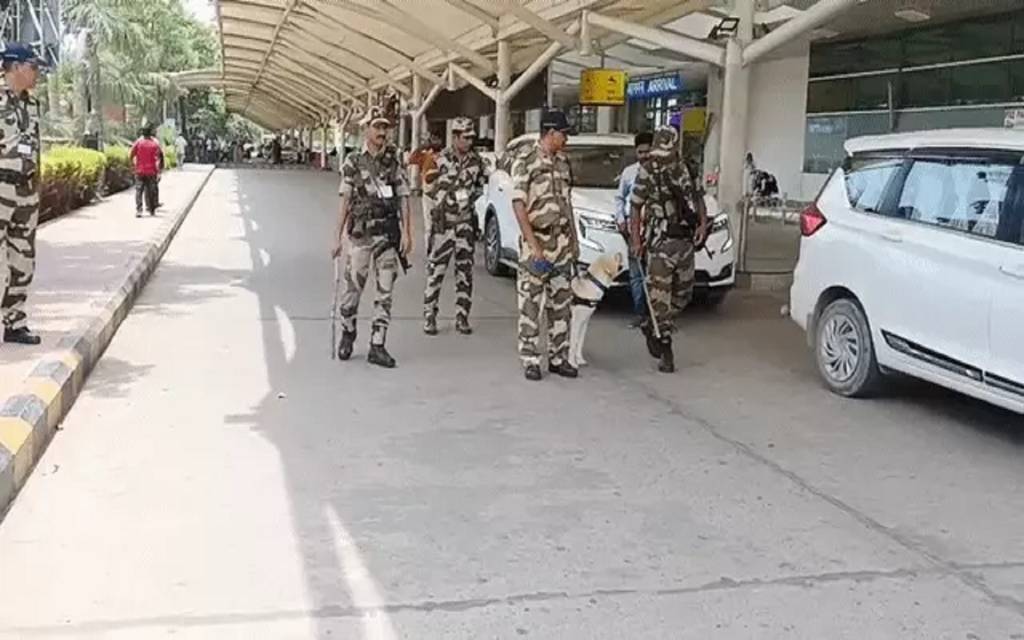 काशी में हाई अलर्ट: एयरपोर्ट और प्रमुख स्थानों की बढ़ाई गई सुरक्षा, 30 स्थानों पर लगे वार्निंग सायरन