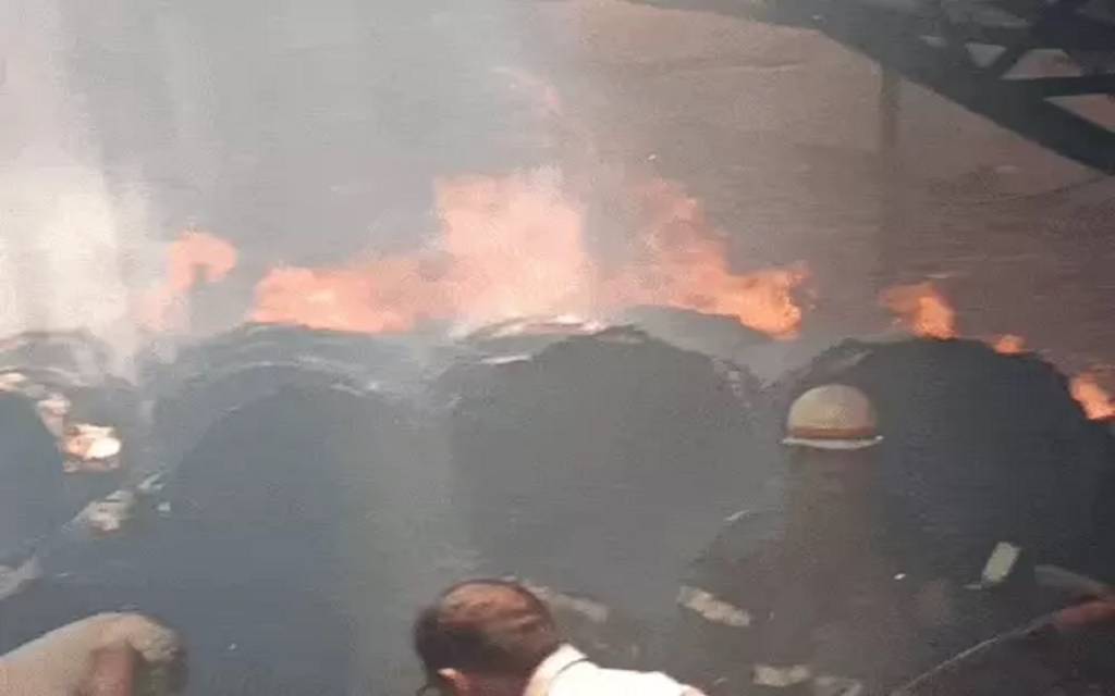 Varanasi: कोहिनूर प्रिंटर्स के गोदाम में शार्ट-सर्किट से लगी आग, गैस सिलेंडर फटने से मचा हड़कंप