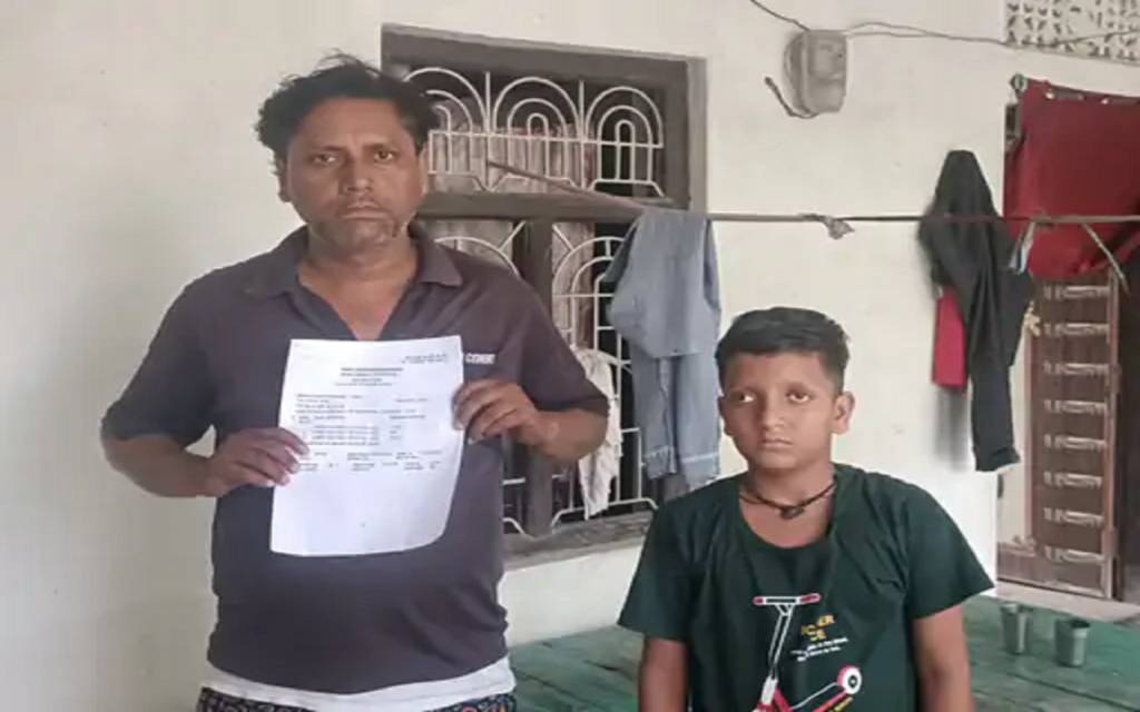 Ghazipur : शिक्षक ने कक्षा 4 के छात्र की कर दी बेरहमी से पिटाई, प्रोनाउन नहीं बता पाया तो लात- घूसों और डंडे से पीट- पीटकर किया घायल