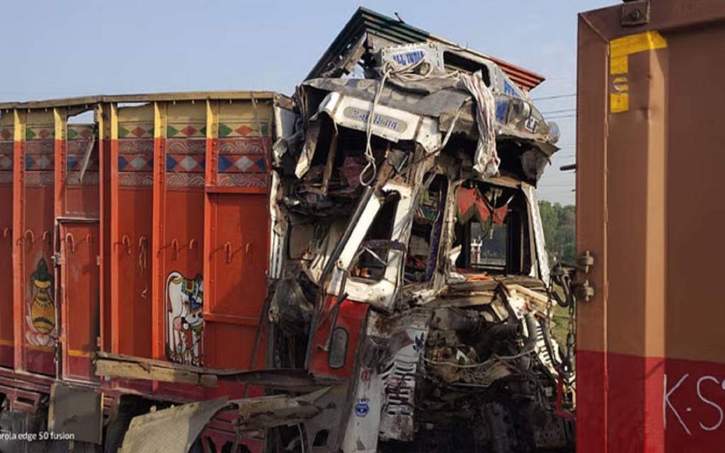 वाराणसी- गाजीपुर हाईवे पर खड़े ट्रक में पीछे से दूसरे ट्रक की भिड़ंत, चालक घायल