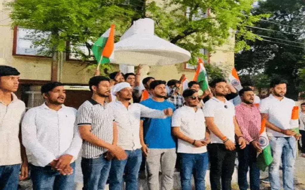 वाराणसी में NSUI ने सेना के सम्मान में निकाला शांति मार्च, विजय साह को बर्खास्त करने की मांग