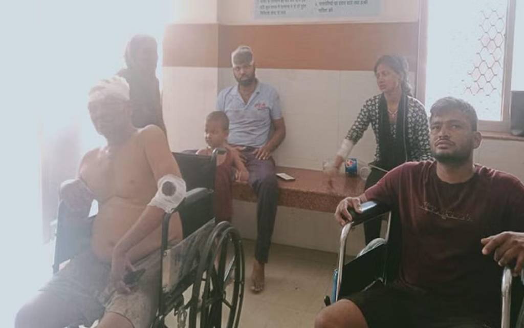 मोटरसाइकिल हटाने के विवाद में जमकर चले लाठी डंडे, किसी फूटा सिर तो किसी के टूटे हाथ 