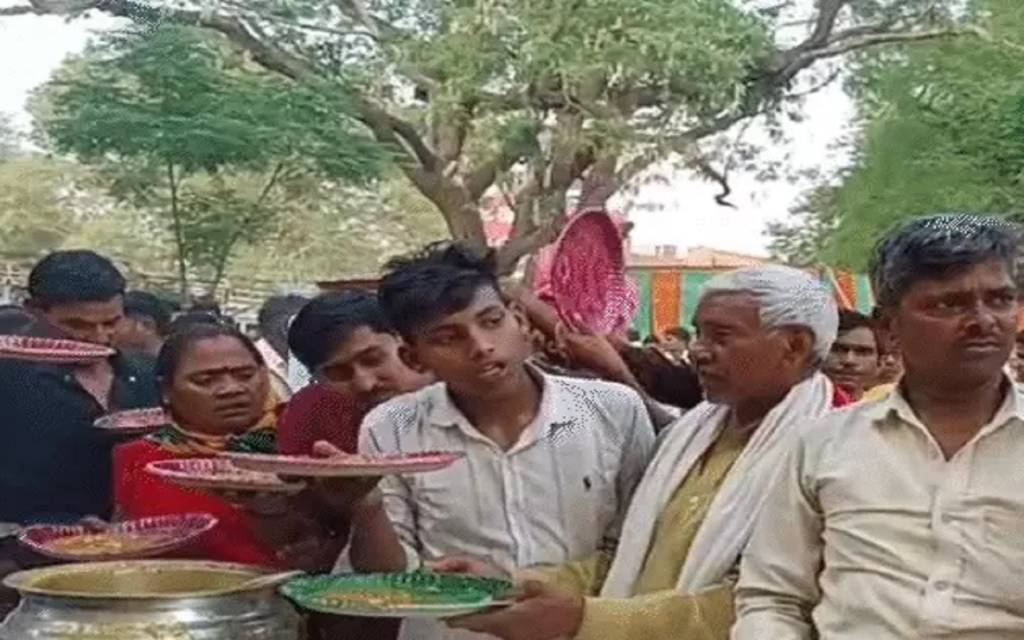 सामूहिक विवाह समारोह में खाने की मची लूट, बाराती और घराती बिना खाना खाये लौटे, किसी को पूड़ी, किसी को मिली सिर्फ पत्तल