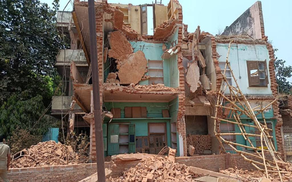 जर्जर मकान की छत गिरने से दबे दो मजदूर, फायर ब्रिगेड की टीम ने किया रेस्क्यू