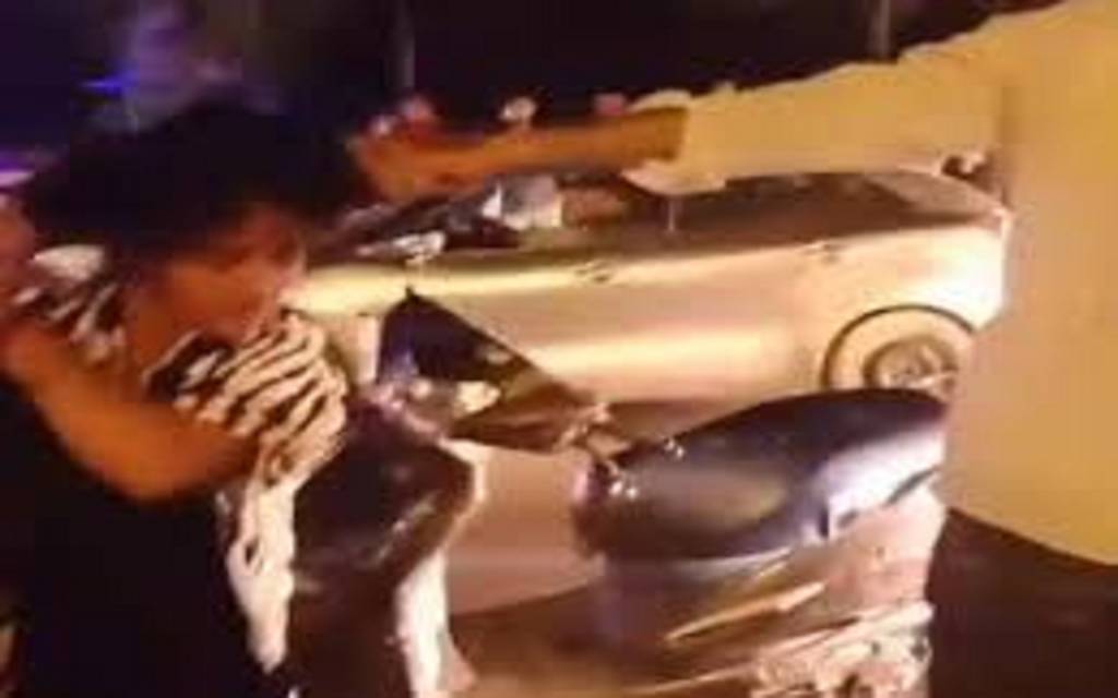 बाहरवाली संग घूम रहा था पति, घरवाली ने रंगेहाथ पकड़ा..... दौड़ा-दौड़ाकर पीटा