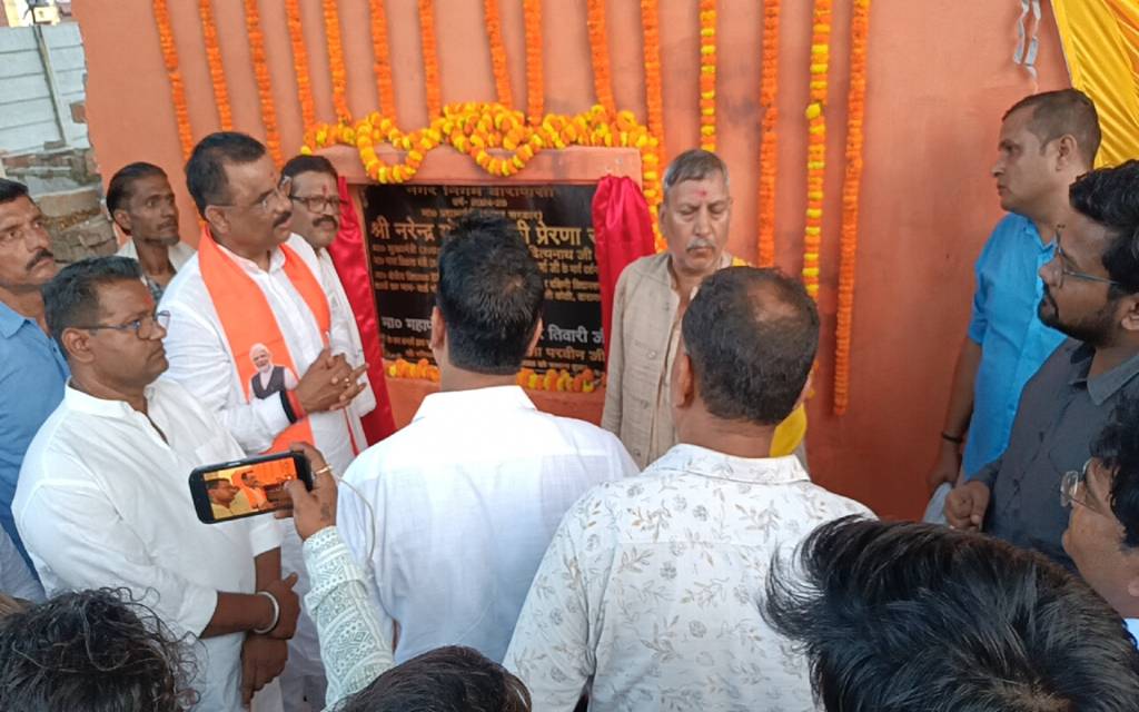 शिलापट्ट को देखते ही भड़के बनारस के महापौर