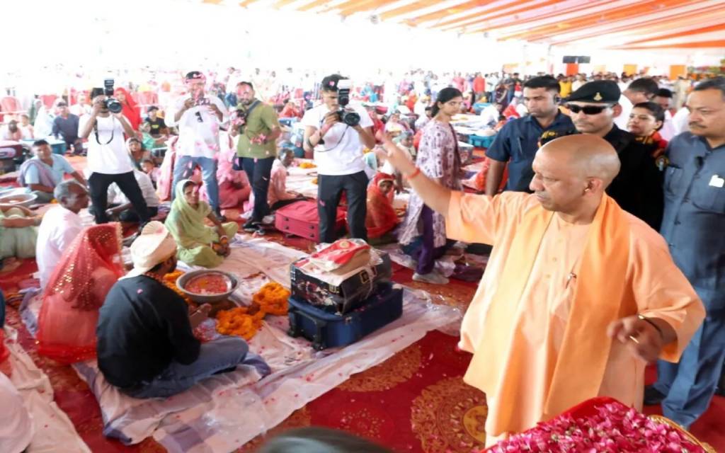  गोरखपुर : सामूहिक विवाह योजना में पहुंचे सीएम, फूल बरसा दिया आशीर्वाद
