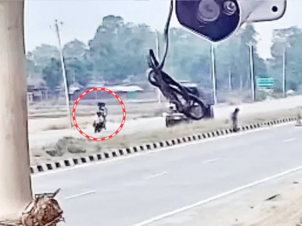 दर्दनाक हादसा: कार से बाइक टकराई...20 फीट तक लड़के उछले: 2 की मौत