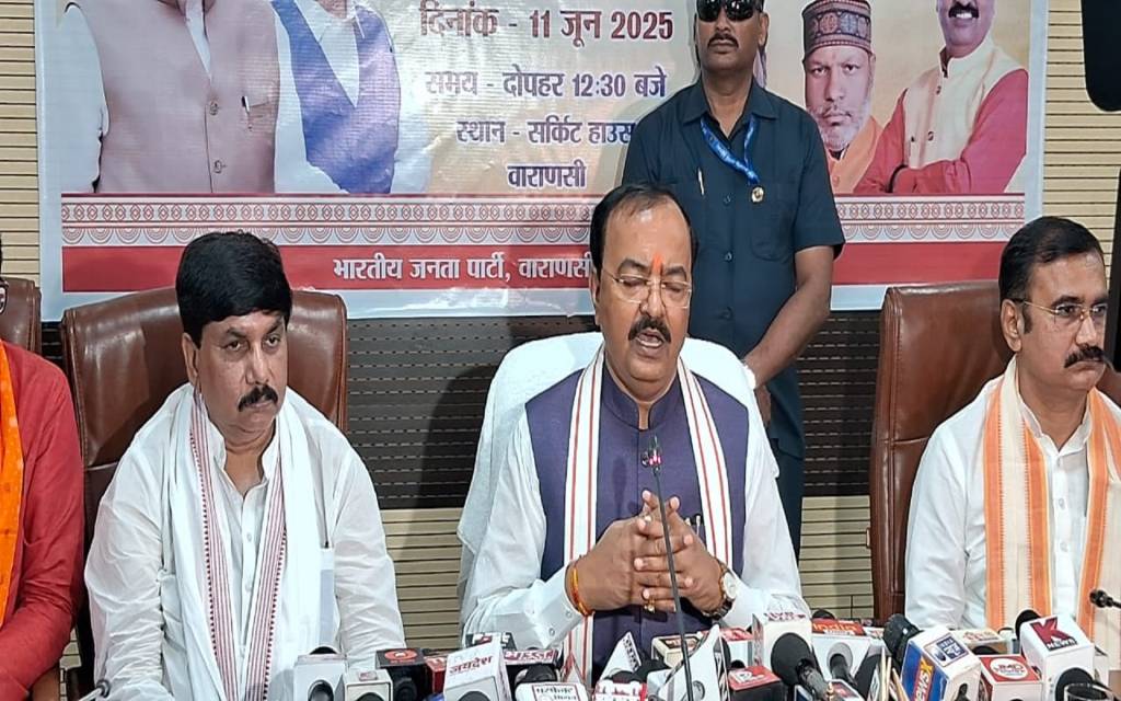 वाराणसी पहुंचे डिप्टी सीएम, मोदी सरकार की गिनाईं उपलब्धियां, सपा व कांग्रेस पर जमकर साधा निशाना
