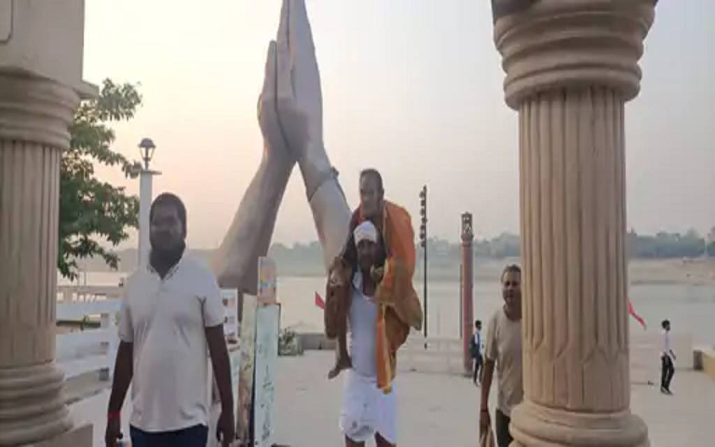 श्रवण कुमार की मिसाल बने बिहार के राणा प्रताप सिंह, 90 साल की बुजुर्ग मां को कंधे पर बैठाकर पहुंचे काशी, बाबा विश्वनाथ का कराया दर्शन