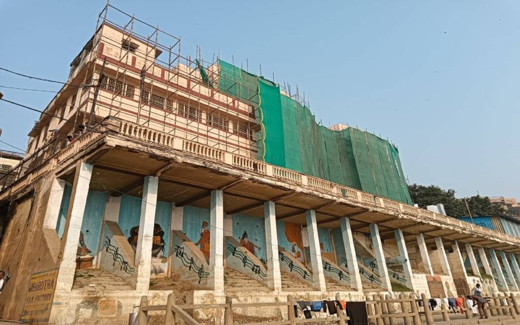 नेता, अफ़सर और दलाल...सबने  बिकवा दिया अस्पताल