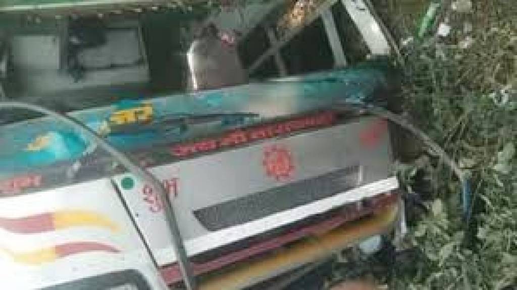 सोनभद्र में भीषण सड़क हादसा, सवारियों से भरी बस पलटी,आठ लोग घायल