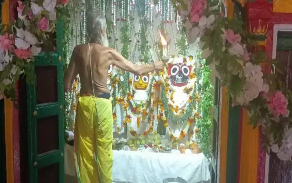 भगवान जगन्नाथ 15 दिन बाद हुए स्वस्थ, काशीवासियों को दिया दर्शन,आरती के बाद परवल से बने व्यंजकों का लगा भोग