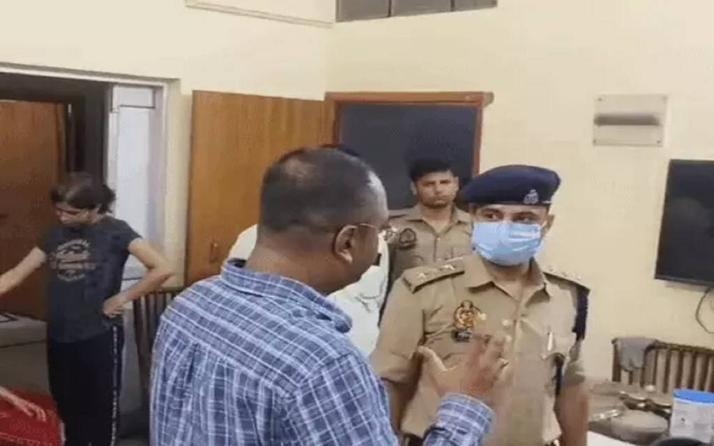 वाराणसी में रिटायर्ड पुलिस इंस्पेक्टर ने खुद को मारी गोली, कॉलोनी में मचा हड़कंप
