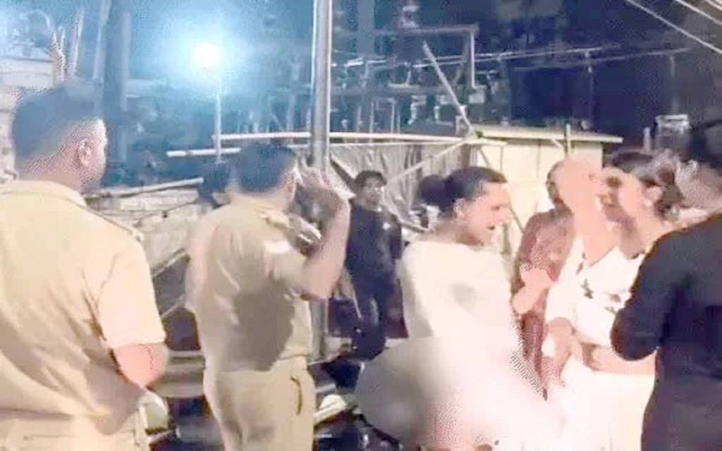 अवैध वसूली को लेकर किन्नरों के दो गुटों में हुई मारपीट, न्यूड किन्नरों ने आधी रात हाईवे पर हंगामा