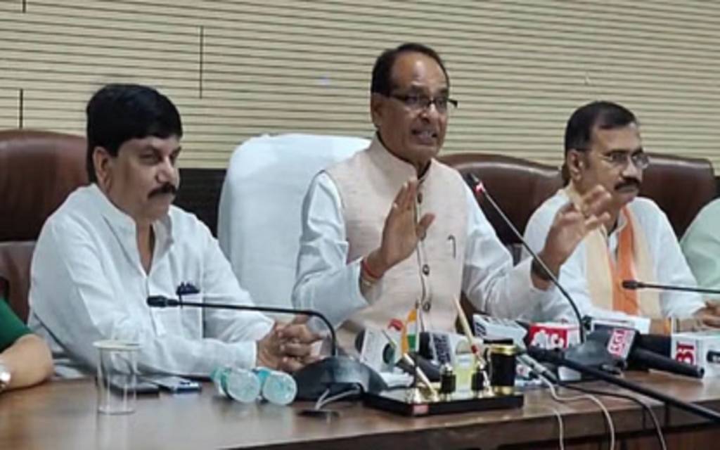 वाराणसी पहुंचे शिवराज सिंह चौहान, कांग्रेस पर जमकर साधा निशाना,संविधान को लेकर कही ये बात