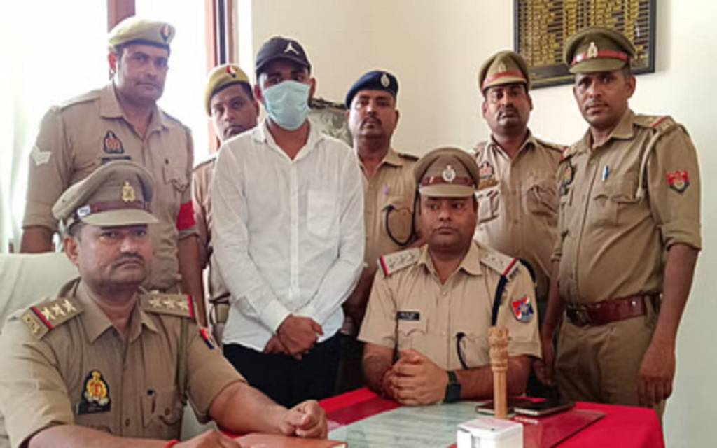 वाराणसी में प्रेमिका से शादी के लिए बन गया फर्जी टीटीई ,जीआरपी ने स्टेशन से किया गिरफ्तार