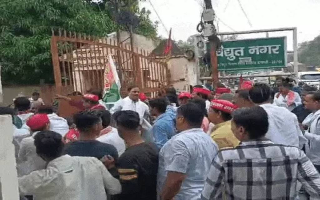 बिजली निगम कार्यालय का गेट तोड़ने पर 50 सपा कार्यकर्ताओं पर केस दर्ज