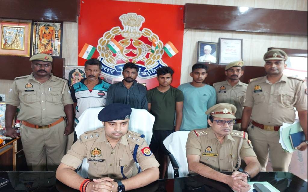 वाराणसी में गौशाला की आड़ ने हो रही थी पशुओं की तस्करी, पुलिस ने छापेमारी कर 58 गोवंश के साथ चार आरोपियों किया गिरफ्तार