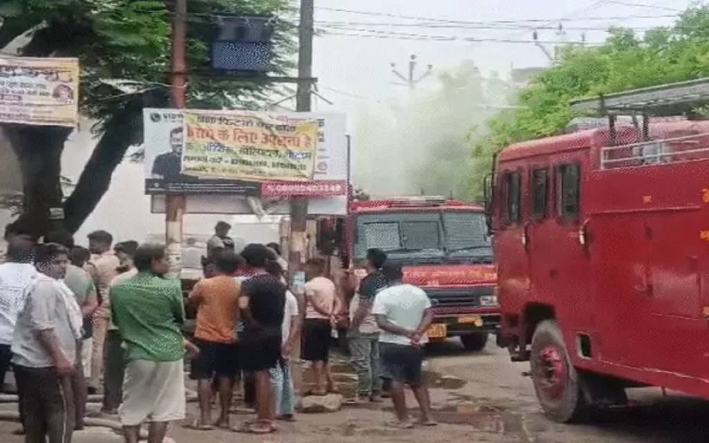 वाराणसी में एचडीएफसी बैंक शाखा में लगी आग, ATM रूम तक पहुंचीं आग की लपटें, फायर ब्रिगेड ने पाया काबू