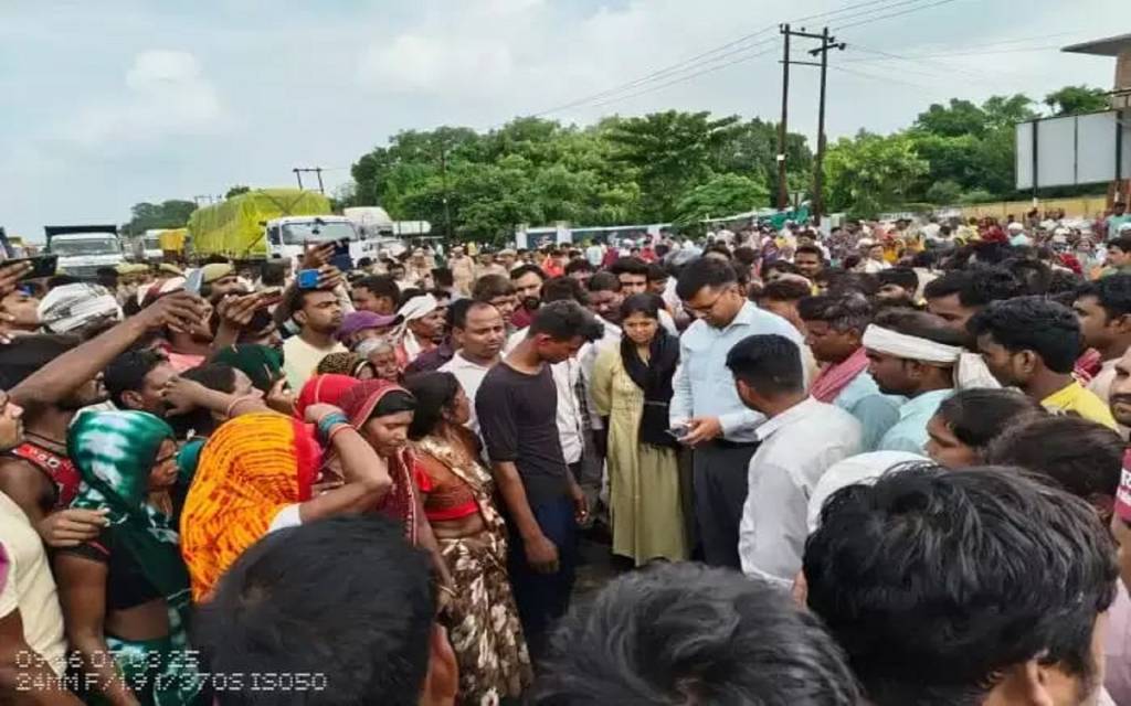 मिर्जामुराद में बीएससी छात्रा की हत्या के बाद बवाल, परिजनों और ग्रामीणों ने वाराणसी-प्रयागराज हाईवे किया चक्का जाम 