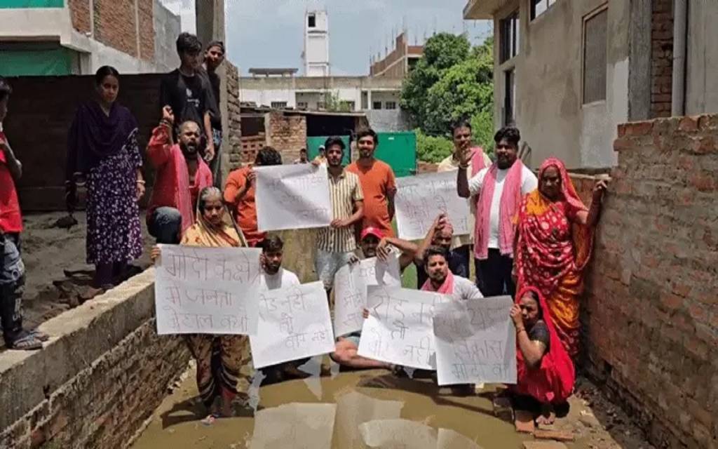 पब्लिक बोली - विकास नहीं, घोटाला है : सीर गोवर्धन की जनता ने सीवर के गंदे पानी में बैठकर जताया विरोध