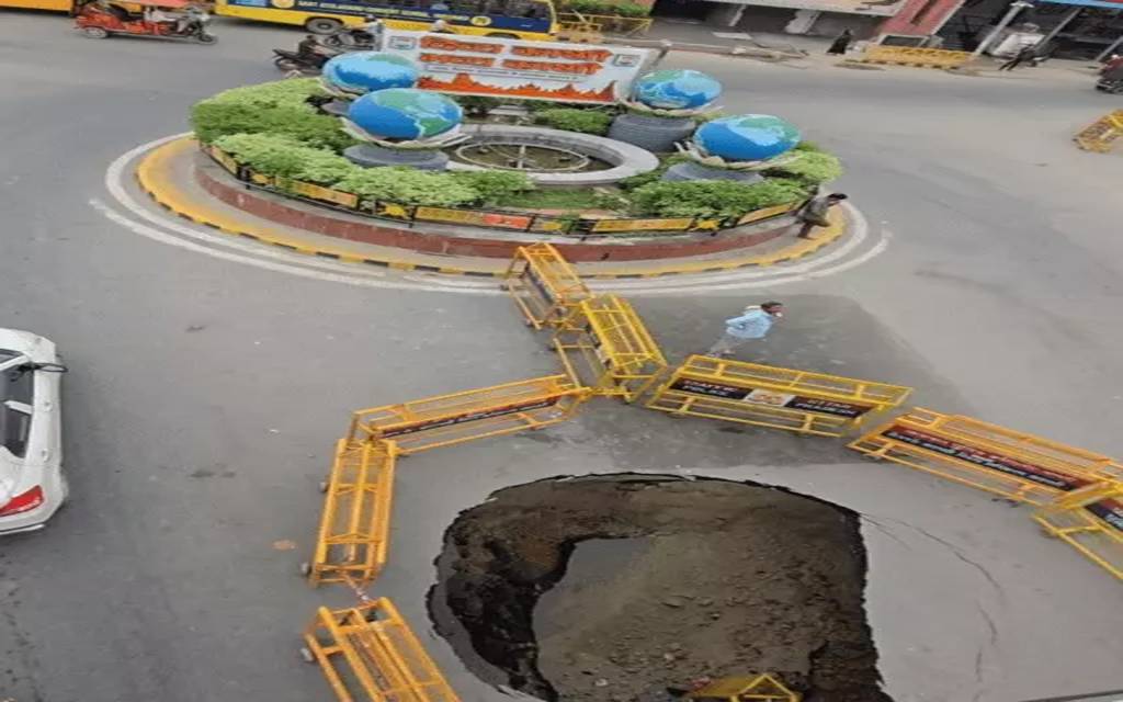 Varanasi: गिल्ट बजार चौराहे के पास धंस गई सड़क, 12 फीट गहरा हुआ गड्ढा; सीवर लीकेज की जांच शुरू