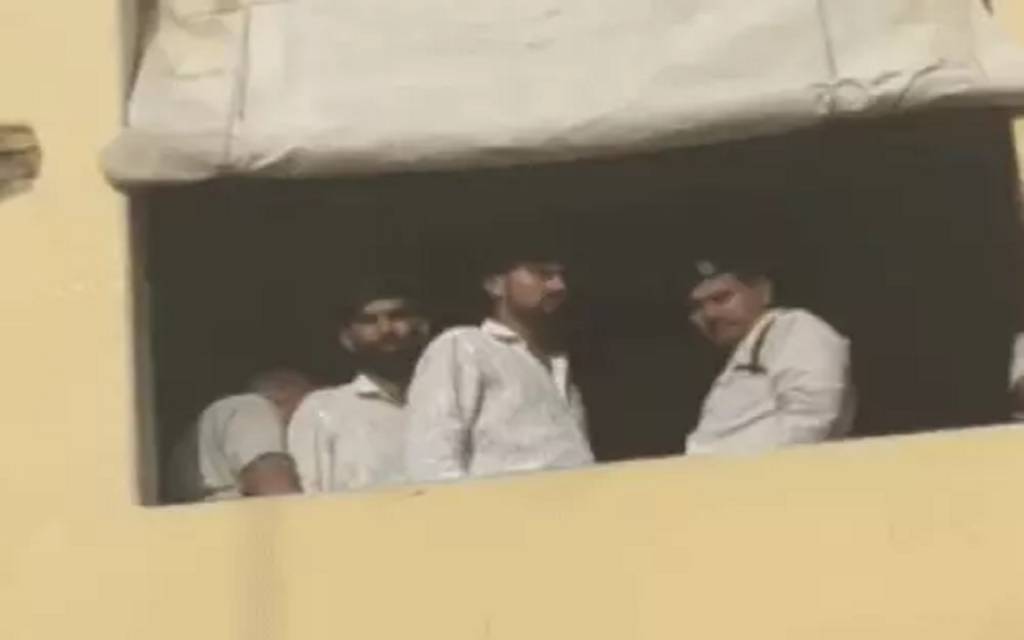 बीएचयू में निष्कासन वापसी की मांग करने पहुंचे छात्र से नोकझोंक, प्राक्टोरियल बोर्ड ने रोका, केन्द्रीय कार्यालय के बाहर किया विरोध