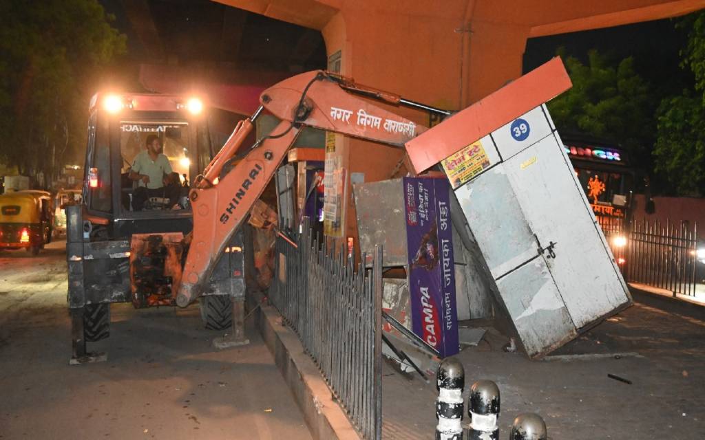 बनारस के नाइट मार्केट पर गरजा बुलडोजर, 50 अवैध दुकानें ढहाईं, 150 पर आधी रात तक कार्रवाई जारी