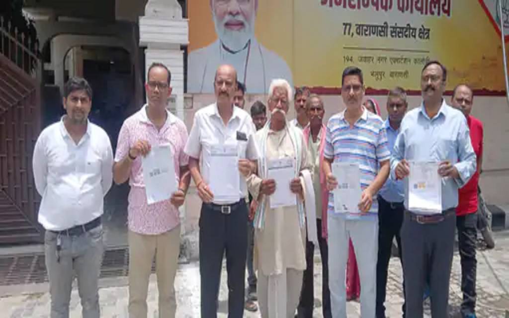 Varanasi:  रामनगर में सड़क चौड़ीकरण पर हुआ विवाद, PM जनसंपर्क कार्यालय पहुंचकर दिया ज्ञापन