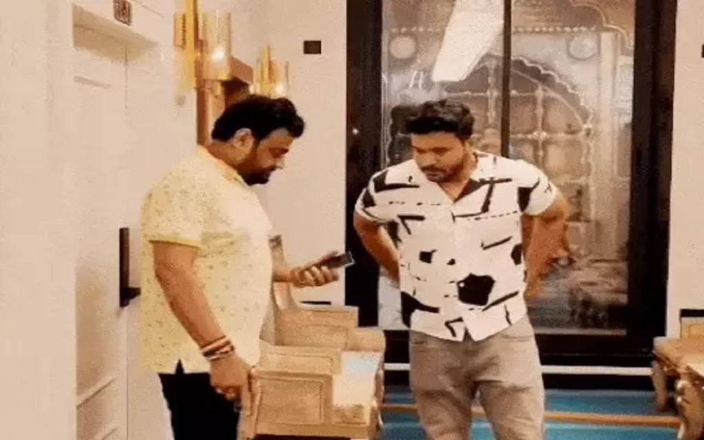 वाराणसी:  भाजपा विधायक के भतीजे ने इंस्टाग्राम पर लहराई पिस्टल, 'रेल दिया जाएगा' गाने पर बनाई रील, कांग्रेस ने मांगी कार्रवाई